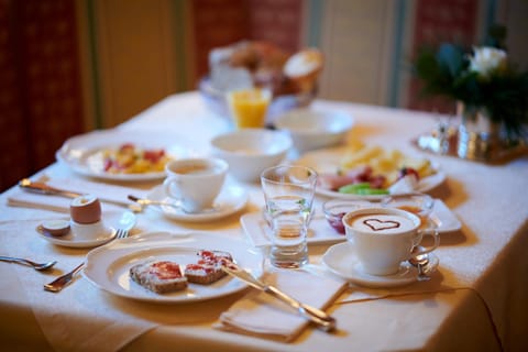 Restaurant/places to eat, Breakfast, Continental breakfast, Buffet breakfast