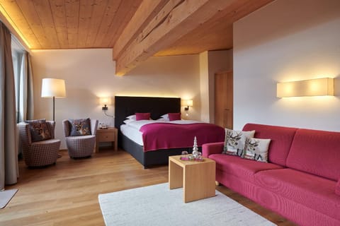 Bed, Photo of the whole room, Seating area