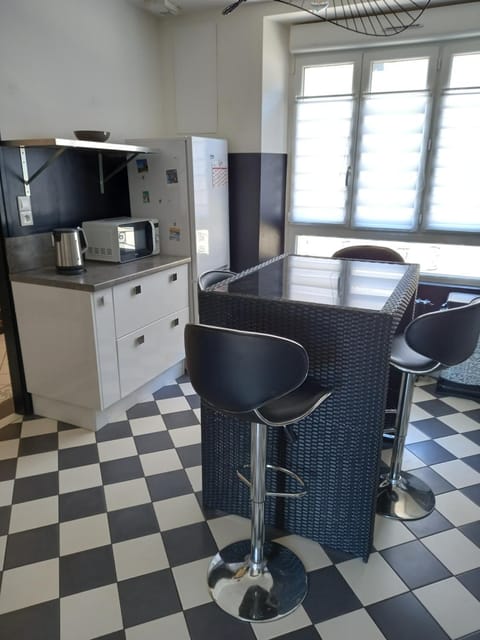 Kitchen or kitchenette, Dining area, dishwasher, minibar, stove