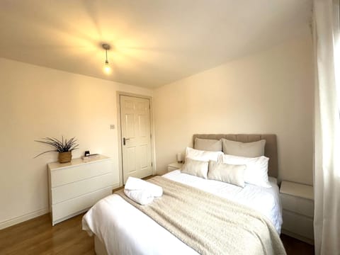 Private room with en-suite and parking in shared flat Vacation rental in Glasgow