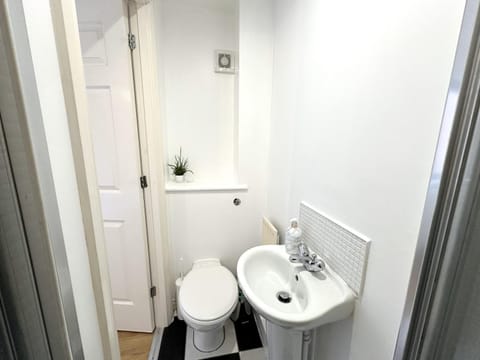 Private room with en-suite and parking in shared flat Vacation rental in Glasgow