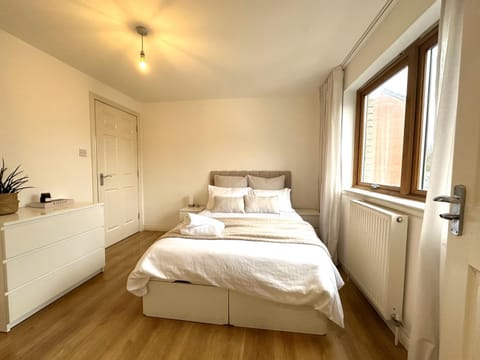 Private room with en-suite and parking in shared flat Vacation rental in Glasgow