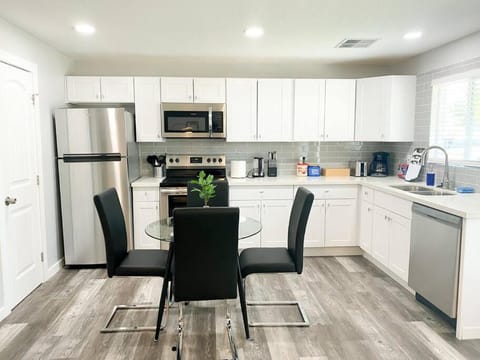 Alluring townhouse near ASU with KING size bed for up to 4 guests with FREE parking Villa in Tempe