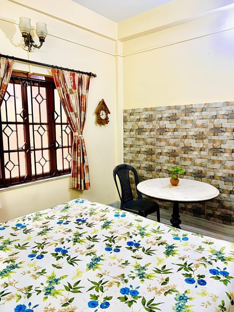 Park View Apartment with Hall, AC and Kitchen Condo in Kolkata