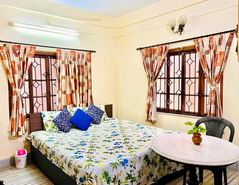 Park View Apartment with Hall, AC and Kitchen Condo in Kolkata