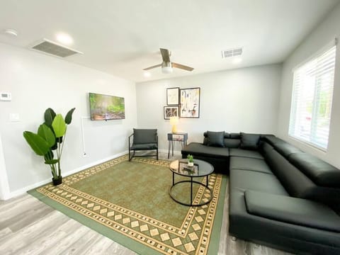 Alluring townhouse near ASU with KING bed and free parking Villa in Tempe