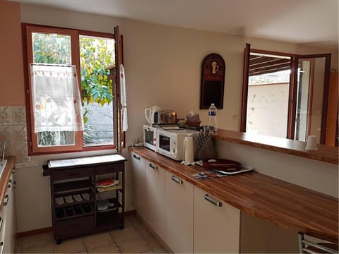 Coffee/tea facilities, Kitchen or kitchenette, oven, stove, toaster