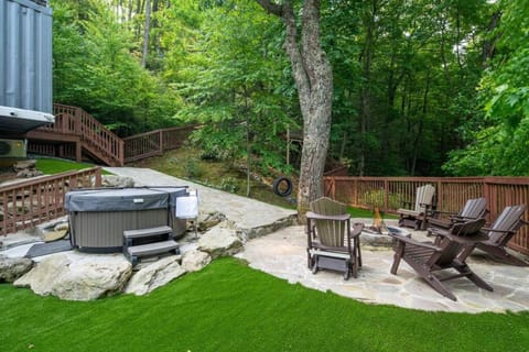 Hillside Hideaway- Container Home in Blowing Rock (4 miles from Appalachian Ski Mountain) Apartment in Watauga