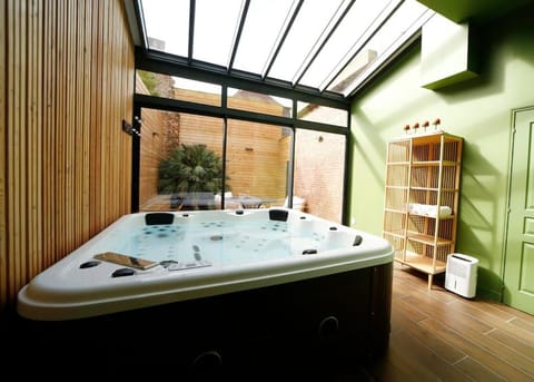 Hot Tub, Spa and wellness centre/facilities