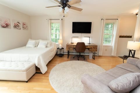 14mi to Mt. Snow! Arcade, Private Suite, King Bed! Casa in Whitingham