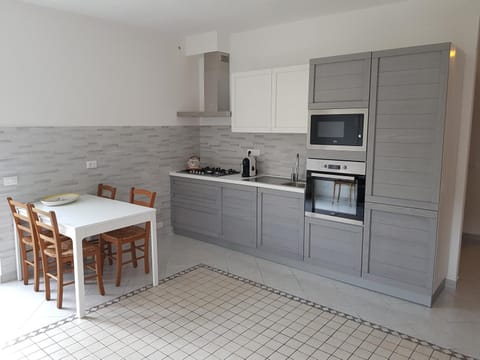 Kitchen or kitchenette, Dining area, dishwasher, minibar, pet friendly