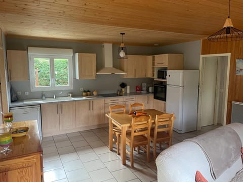 Kitchen or kitchenette, Dining area, dishwasher, minibar, stove