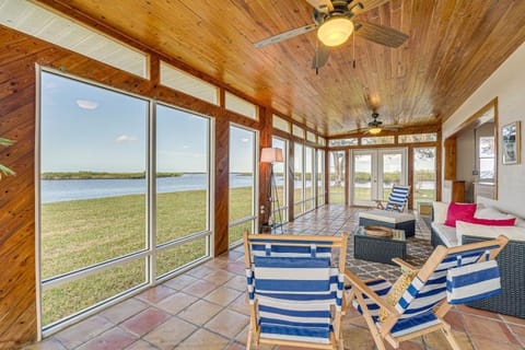 Gulf Front Spring Hill Getaway with Grill and Dock! Casa in Hernando Beach