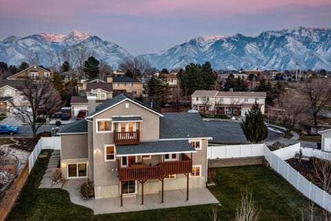 Stunning & Scenic 6br W Movie Room & Hot Tub House in Cottonwood Heights