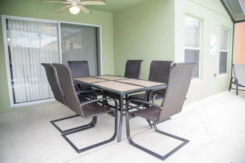 Seating area, Dining area, fireplace