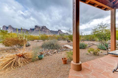 Apache Junction Desert Gem with Patio and Views! Casa in Apache Junction