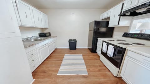 Kitchen or kitchenette, pet friendly, stove