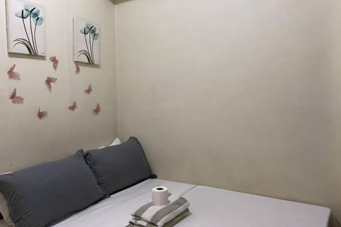 Chateau Elysee A21 near Airport,bar,Resto Apartment in Paranaque