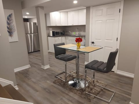 TIMATT'S PLACE . Welcome to your home away from home! This walkout basement has a private entrance, newly constructed with full bathroom and kitchen amenities, a spacious living room, indoor and outdoor dining areas, and a comfortable bedroom. Copropriété in Bowmanville