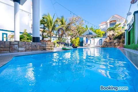 Property building, Day, Pool view, Swimming pool, sunbed