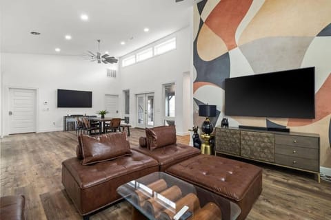 Hook St Art Pad: Just 5 Mins to Downtown Vibes! Maison in Rogers