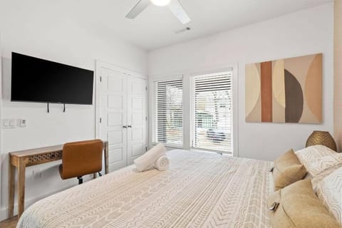 Hook St Art Pad: Just 5 Mins to Downtown Vibes! House in Rogers