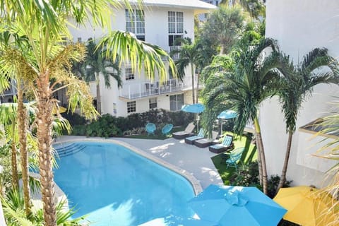Suites at Coral Resorts Condominio in Key Biscayne