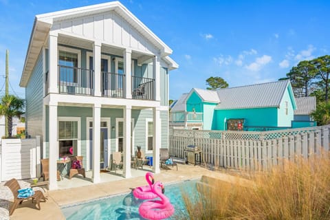 Patio, Swimming pool, sunbed