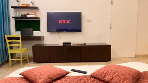 Bed, TV and multimedia, Bedroom