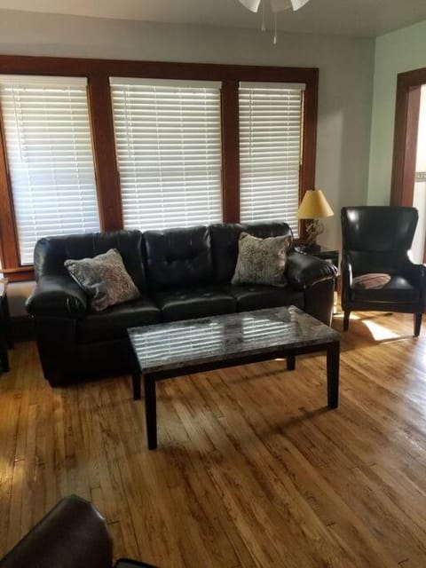 5 minutes by car to OU, 2 Bedroom, 1.5 bath, Wi-Fi House in Ohio