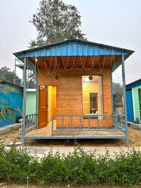 Farm with 5 huts, heated pool and bonfire Estancia en una granja in Gurugram