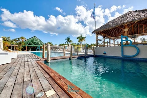 Day, Natural landscape, Pool view, Swimming pool, sunbed