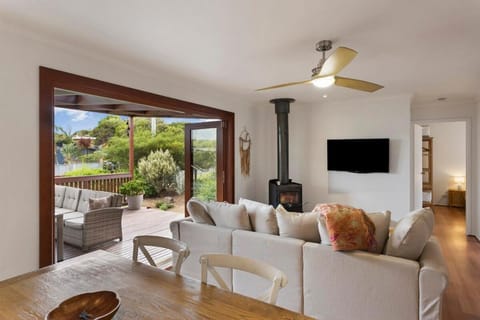 Stylish Zen Bungalow w Firepit + Walk to Beach Maison in Smiths Beach