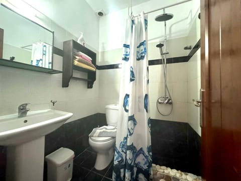 Shower, Toilet