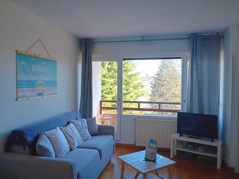 Appartement Moderne à Hendaye, Proche Commerces, Salon Lumineux, Terrasse et Parking Privé - FR-1-239-1019 Apartment in Hendaye