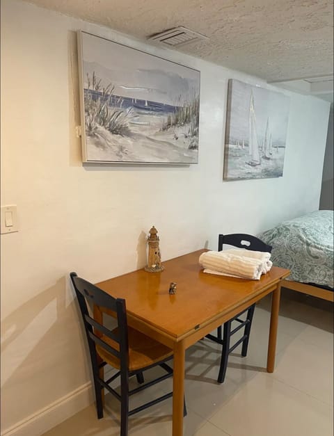 CHEERFUL PRIVATE ROOM 2 MILES AWAY FROM SUNNY ISLES BEACH Urlaubsunterkunft in Ojus