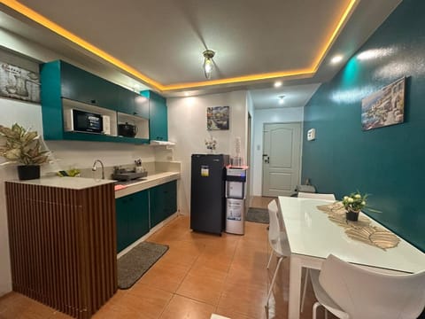 Kitchen or kitchenette, Dining area, minibar, oven, stove