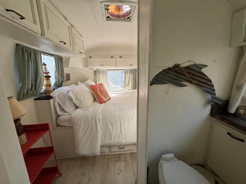Vintage Airstream with Hot Tub Camping /
Complejo de autocaravanas in Crystal Beach