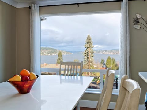 Mid-Century Seattle Home w/ Lakefront Views! Casa in Bryn Mawr-Skyway