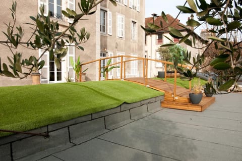 Property building, Spring, Day, Garden, View (from property/room), Balcony/Terrace, Garden view