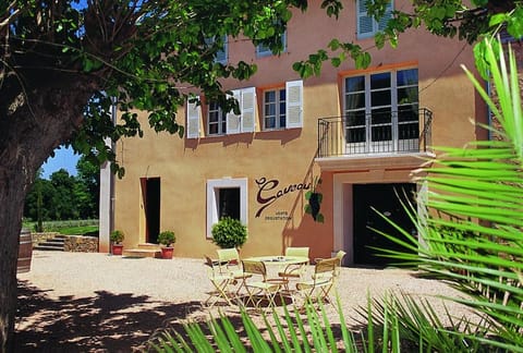 Gîte Vert d'olive au milieu des vignes. Château Les Apiès Apartment in Vidauban