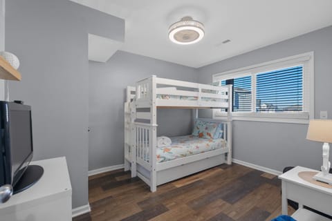 Bedroom, bunk bed