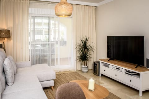 Communal lounge/ TV room, TV and multimedia, Living room, Seating area, Evening entertainment