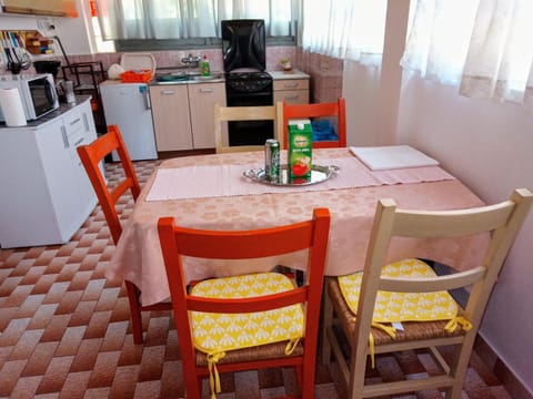 Kitchen or kitchenette, Dining area, minibar, pet friendly, stove, toaster