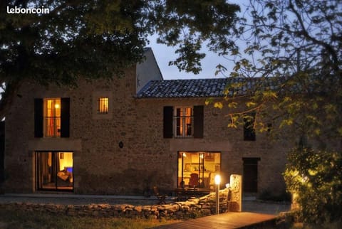 La ROBERTE : Mas provençal avec piscine Proche des Gorges de l'Ardèche House in Pont-Saint-Esprit