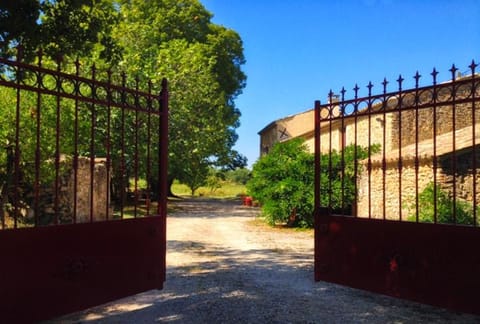 La ROBERTE : Mas provençal avec piscine Proche des Gorges de l'Ardèche House in Pont-Saint-Esprit