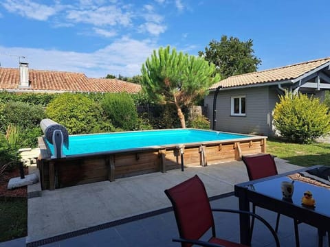 Day, Dining area, Pool view, Swimming pool