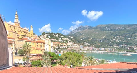 Nearby landmark, Restaurant/places to eat, Beach, City view, Landmark view, Mountain view, Sea view, ATM, locker