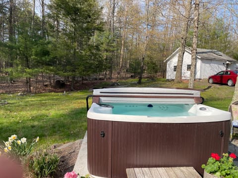 Enchanted Woodstock Cottage with hot tub Casa in Glenford