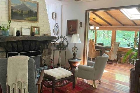 Enchanted Woodstock Cottage with hot tub House in Glenford